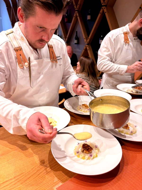 Kjøkkensjef Håkon Solbakk fra Speilsalen anretter grillede kamskjell fra Hitra under pop-upen på Gusbourne Estate. Foto: Matthew Hope