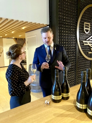 Thomas Andersen, vindirektør ved Britannia Hotel, i samtale under arrangementet på Gusbourne Estate i Kent. Foto: Matthew Hope