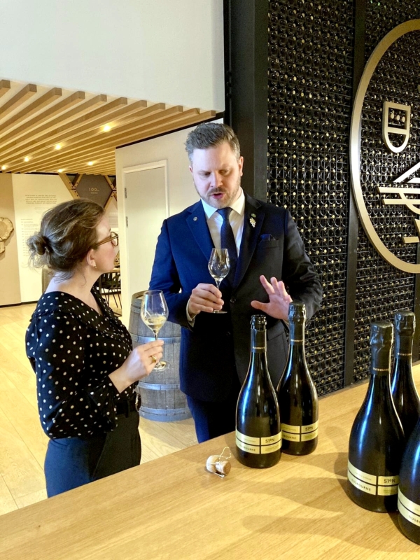 Thomas Andersen, vindirektør ved Britannia Hotel, i samtale under arrangementet på Gusbourne Estate i Kent. Foto: Matthew Hope