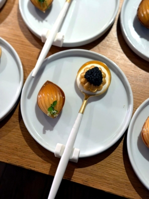 Snacksservering med Speilsalens egen kaviar-blend under gjestespillet på Gusbourne Estate. Foto: Matthew Hope