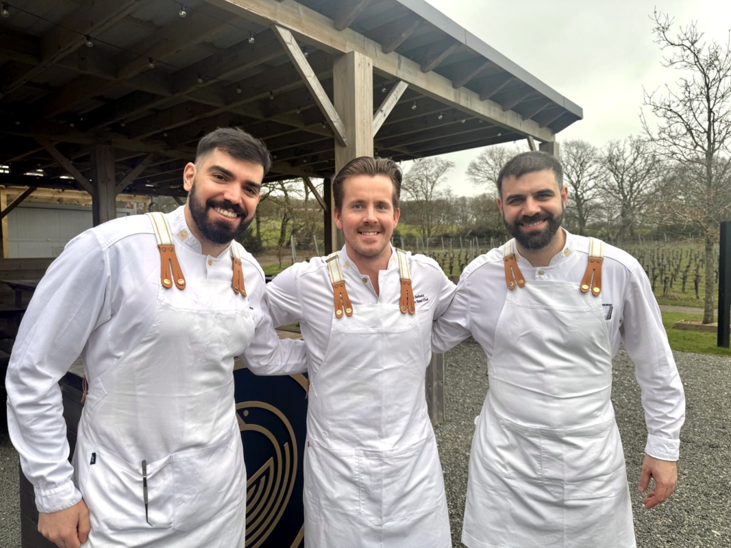 Kjøkkensjef Håkon Solbakk sammen med Panagiotis Papaioannou og Konstantinos Diokarantos på Gusbourne Estate i Kent. Foto: Matthew Hope